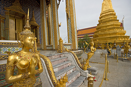 在泰国曼谷的金金纳里雕像艺术旅游寺庙蓝色城市建筑木头宗教金子旅行图片