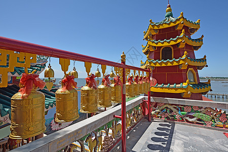 泰国Choburi省中国寺庙的钟声游客文化金属铃声古董上帝历史建筑学金子艺术图片