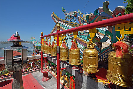 泰国Choburi省中国寺庙的钟声上帝游客艺术宗教古董建筑学金子旅游雕刻铃声图片