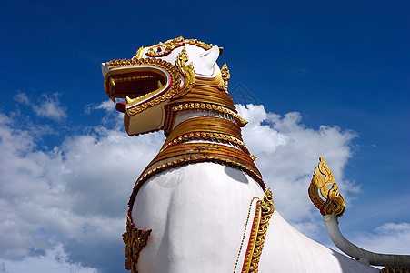 的Sangkraburi神庙前的狮子雕像雕塑文化寺庙蓝色旅游旅行天空宗教教会艺术图片