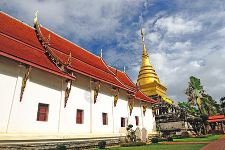 金塔和蓝天空 南泰拉宗教精神奢华佛教徒宝塔异国旅行上帝连体寺庙图片