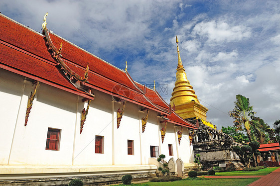 金塔和蓝天空 南泰拉宗教精神奢华佛教徒宝塔异国旅行上帝连体寺庙图片