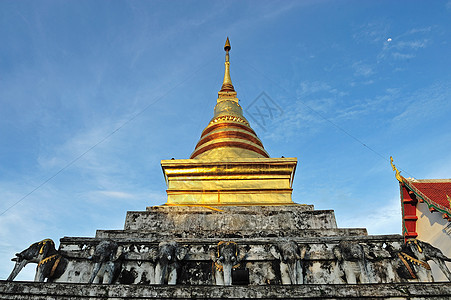 金塔和蓝天空 南泰拉避难所王国宝塔反射异国旅行寺庙宗教连体佛教徒图片