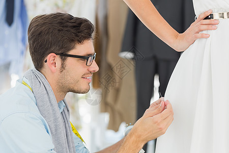 男时装设计师调整模特服装自雇客户裙子微笑眼镜裁缝职业服务顾客工艺图片