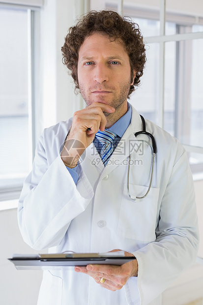 医院有剪贴板的重男医生报告医务室实验男人制服棕色卷发医疗工作服男性图片