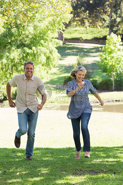 夫妇在公园里跑来跑去图片