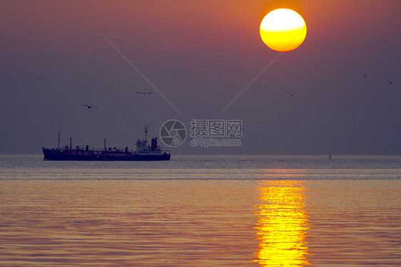 海中日落时散装货船出口油船船运海岸线日出货轮火鸡商业血管货运图片