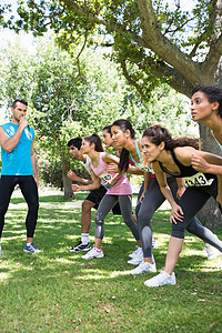 训练员吹呼 而跑者准备比赛福利公园男人女性男性土地竞赛生活方式运动服运动员图片
