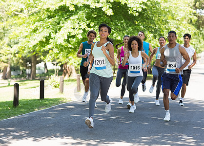 马拉松运动员赛跑阳光小路男性女士友谊训练男人闲暇女性运动图片