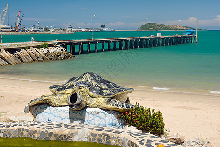 泰国春布里省滑稽的海龟雕像运气精神神话乌龟纪念品情调金子雕塑异国风水图片