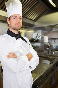 厨房里穿过手的男性严肃烹饪男人双手餐厅男性制服厨师白人职业帽子双臂图片