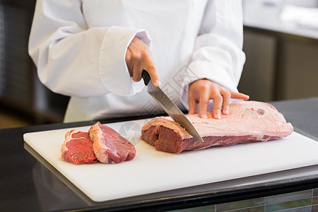 在厨房里切肉的手部中食物职业柜台烹饪厨师菜板准备餐厅工作图片