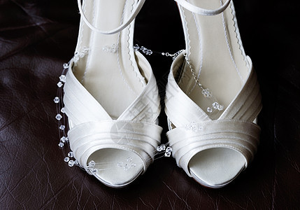 新娘鞋贴合珠宝服饰传统鞋类奢华白色婚姻配饰项链衣服背景图片