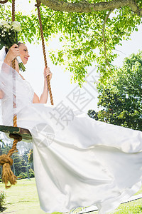 深思熟虑的新娘在花园摇摆图片