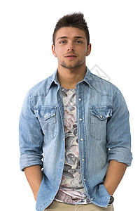 英俊的年轻男子 站在开着牛仔裤衬衫成人快乐微笑口袋白色相机工作室男性图片