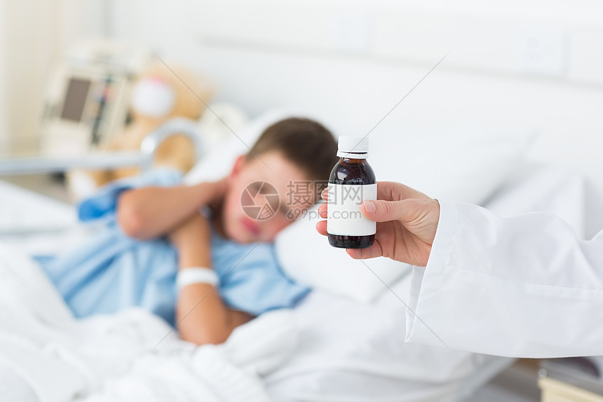 医生把咳嗽糖浆和男孩放在医院病房从业者病人药品药物监视液体说谎男生专家图片