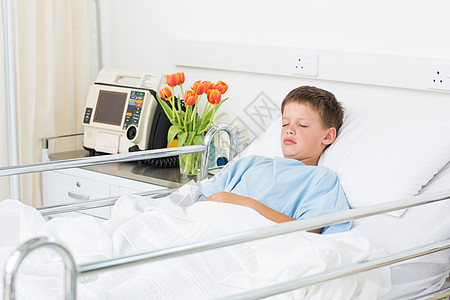 男孩睡在医院病房中图片