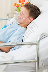 在床上戴氧气面具的男孩图片