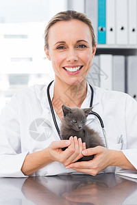 抱着小猫的快乐女兽医图片