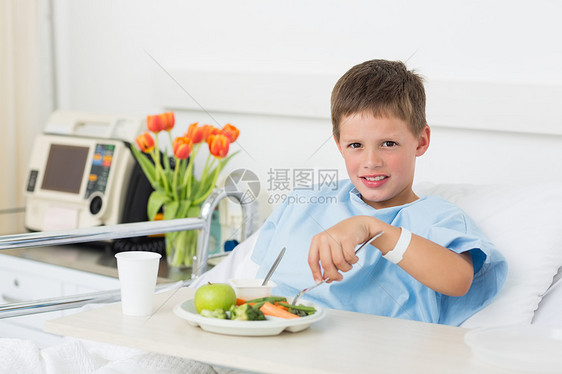在医院有健康食物的男孩图片