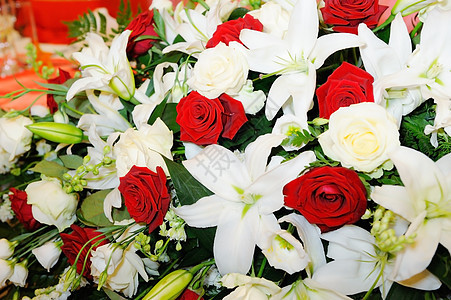 新娘花束百合镜头特写白色玫瑰花朵红色图片
