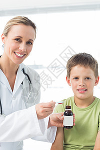 给小男孩止咳糖浆的医生办公室女性男性抗生素女士治疗勺子医院专家恢复图片