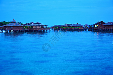 马来西亚省天光下简陋的房屋晴天马布假期潜水高跷蓝色财产天空房子绿色图片