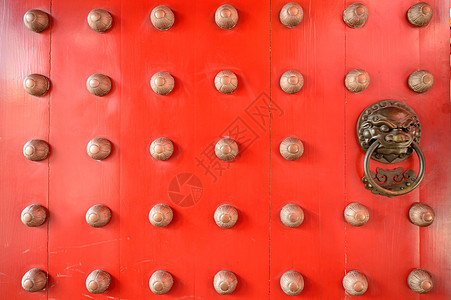 通往传统中国寺庙的大门和守门人门图片
