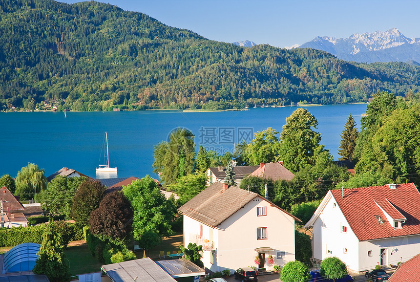 沃瑟西和沃塞西湖的Portschach度假村 奥地利蓝色树木山脉天空房屋晴天海岸支撑图片