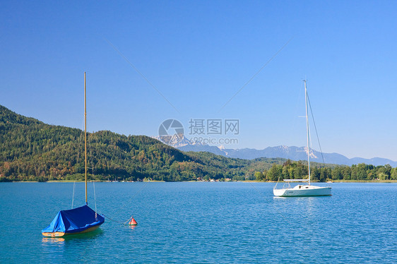 奥地利沃瑟西湖支撑山脉蓝色天空海岸树木晴天图片