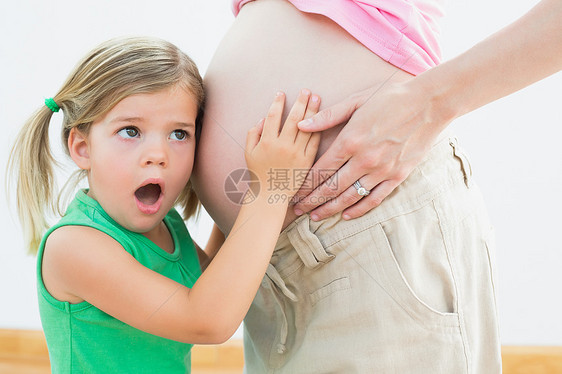 女孩听孕妇肚子怀孕的小女孩的声音图片