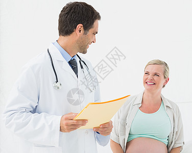 孕妇在医生检查后快乐的怀孕妇女图片