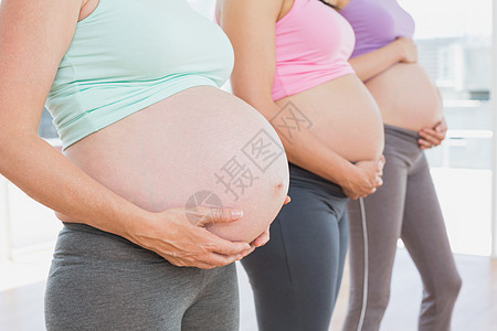 孕妇站在一排排排着腰围的排队中图片