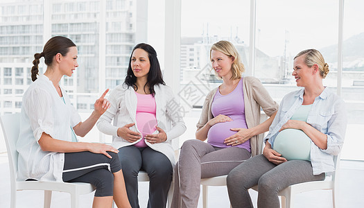 孕妇在产前课堂上一起说话的情况;图片