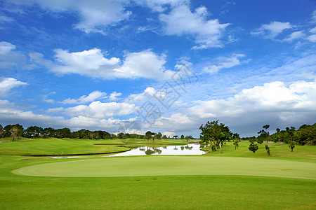 高尔夫球场季节假期蓝色地点场旗帜场景场地植物高尔夫球图片