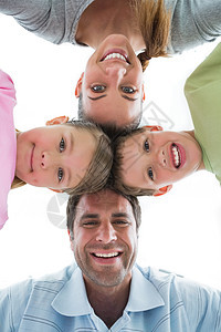 可爱的家庭在镜头下笑着微笑在一起图片