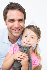 可爱的父亲和女儿与宠物小猫 在镜头中微笑在一起图片