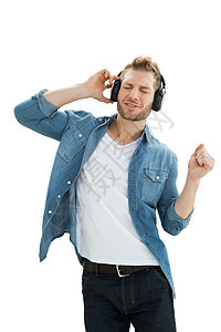 年轻男人的帅气享受音乐衬衫眼睛男性青年听力幸福闲暇牛仔布唱歌耳机图片