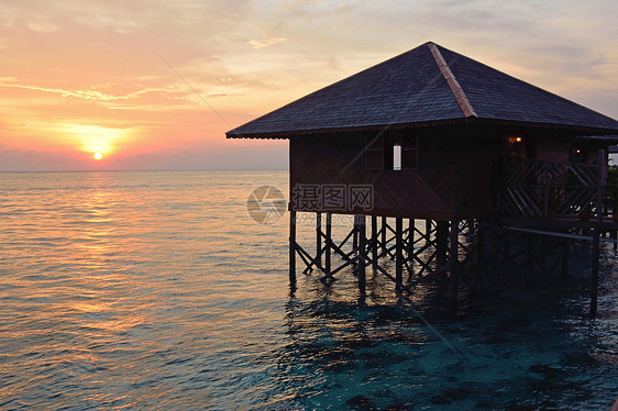 马来西亚度假村的Stilt房屋马布绿色潜水高跷晴天房子天空蓝色财产假期图片