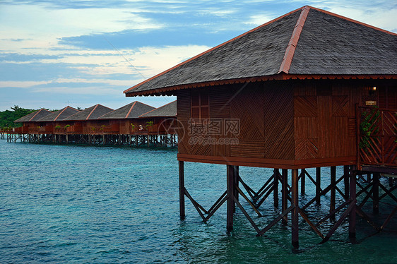 马来西亚度假村的Stilt房屋晴天房子马布天空蓝色绿色潜水财产假期高跷图片