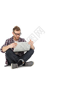 一个带手提笔记本电脑的年青男子背景图片