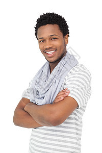 一个带着双臂的微笑的年轻人的肖像黑色男性双手男人黑发图片