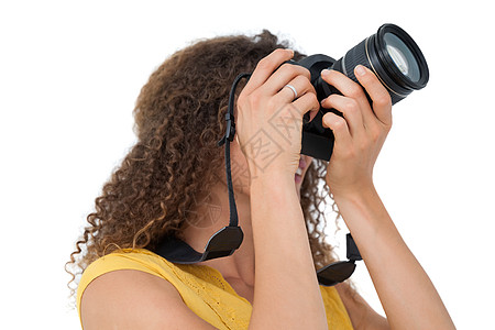 肖像摄影一名女摄影师的肖像技术卷发女士相机黄色棕色爱好单反头发闲暇背景