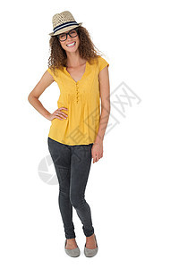 一个微笑的年轻女人的肖像姿势帽子女士女性黄色快乐眼镜图片