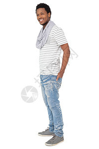 一位时尚青年男子的全长肖像黑发微笑口袋姿势男性牛仔布牛仔裤男人黑色图片