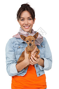 一个带着宠物狗微笑的年轻女人的肖像宠物牛仔布脊椎动物朋友们犬类哺乳动物棕色动物家畜头发图片