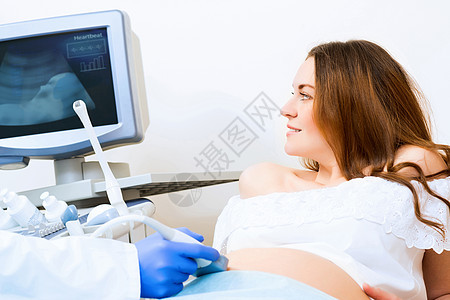 接受医生诊治的怀孕妇女待产腹部家庭病人扫描测量检查女性微笑肩膀图片