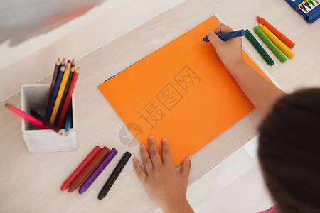 家庭用橙色纸画女孩的高度角度图片