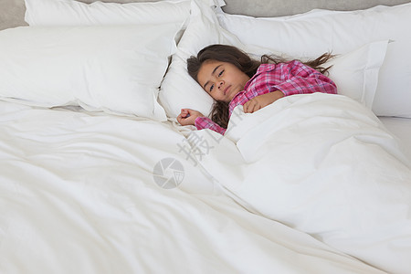 年轻女孩在家中床上睡觉棉被说谎羽绒被闲暇眼睛女性混血枕头坐垫房子图片