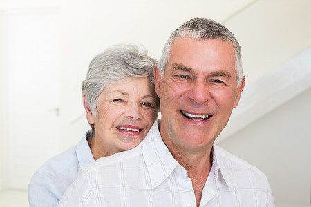 退休夫妇对镜头微笑图片